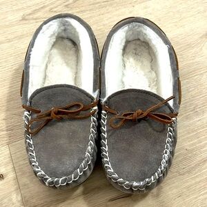 Lamo size 8 women’s moccasin slippers grey with brown accent